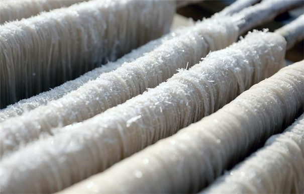 仿手工紅薯粉條機(jī)生產(chǎn)線是怎樣加工粉條的？漏瓢環(huán)節(jié)有哪些講究？